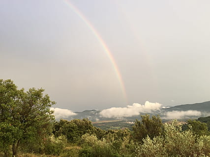 Regenbogen, Wolken, Bergspitze, Schönheit in der Natur, Szenen - Natur, Pflanze, Ruhe, Himmel, ruhige Szene, wolke - himmel, Baum, Nicht-städtische Szene, idyllisch, Natur, keine Leute, Wachstum, Tag, Landschaft, doppelter Regenbogen, Umgebung, draußen, 2K, CC0, gemeinfrei, lizenzfrei