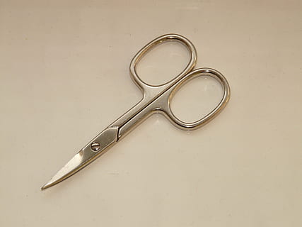 Nagelschere, Schere, Kosmetika, Schnitt, Hygiene, Körperpflege, Fingernägel, Schlecht, drinnen, Metall, einzelnes Objekt, Stillleben, keine Leute, Ausrüstung, Studioaufnahme, silberfarben, Nahansicht, High Angle View, Tabelle, Arbeitsgerät, weißer Hintergrund, ausgeschnitten, stehlen, direkt darüber, Mann gemacht, kopieren sie platz, Menschen gemacht Objekt, persönliches Accessoire, 2K, CC0, gemeinfrei, lizenzfrei