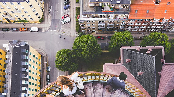 antenowy, zdjęcie, kobieta, mężczyzna, schody, budynek, Struktura, infrastruktura, okno, ustanowienie, hotel, Miasto, miejski, architektura, sztuka, samochody, dach, park, pojazd, drzewa, na zewnątrz budynku, życie w mieście, zbudowana struktura, na dworze, dzień, rynek, dorosły, ludzie, transport, roślina, środek transportu, drzewo, ulica, wysoki kąt widzenia, samochód, pojazd lądowy, pojazd silnikowy, Natura, podróżować, przypadkowi ludzie, 4K, CC0, domena publiczna, darmowe zdjęcia