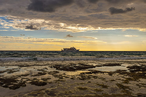 hav, skyer, sollys, lys, natur, himmel, landskab, klippekyst, refleksioner, vand, sky - himmel, solnedgang, scenics - natur, horisont, horisont over vand, strand, skønhed i naturen, jord, rolig scene, ro, ingen mennesker, idyllisk, bølge, ikke-urbane scene, udendørs, 5K, CC0, offentligt domæne, royaltyfrie