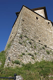 torre, turn, piatră, perete, zidurile vechi, pietre, arhitectură, Italia, pereți, construită, cer, vedere unghiulară joasă, exteriorul clădirii, cer senin, natură, nici o persoana, clădire, zi, istorie, plantă, trecutul, vechi, iarbă, lumina soarelui, religie, în aer liber, albastru, solid, 5K, CC0, domeniu public, fără drepturi de autor