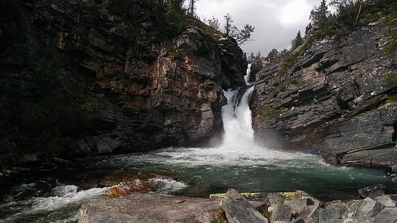 cascada, bosque, rio, rock, montaña, bosque, río, agua, movimiento, scenics, naturaleza, roca - objeto, paisajes - naturaleza, belleza en la naturaleza, sólido, agua que fluye, árbol, formacion de roca, planta, tierra, movimiento borroso, poder, larga exposición, escena no urbana, poder en la naturaleza, nadie, al aire libre, fluido, la caída del agua, 4K, CC0, dominio público, libre de derechos
