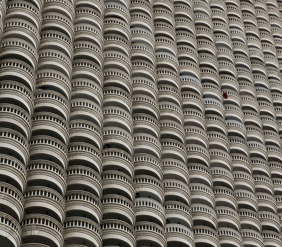 edifici de formigó gris, arquitectura, patró, balcó, disseny, edifici, sathorn, visites turístiques, pont de taksin, estació de tren bts, àrea comercial, a prop del riu chao phraya, molt alt, hotel lebua, bangkok, bangrak, cap gent, en fila, fons, estructura construïda, gran grup d'objectes, marc complet, exterior de l'edifici, repetició, ciutat, història, el passat, a l'aire lliure, modern, apartament, corba, luxe, columna arquitectònica, govern, estil clàssic, sostre, 2K