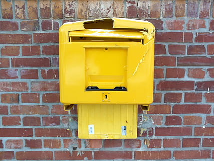 cassetta postale, inviare, rotto, giallo, mattone, parete, caratteristica della parete, muro di mattoni, posta, corrispondenza, nessuno, architettura, all'aperto, giorno, connessione, casella di posta pubblica, rosso, lettera, struttura costruita, avvicinamento, comunicazione, scatola, 2K, CC0, dominio pubblico, privo di copyright