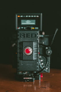 allumé, noir, rouge, record, numérique, caméra, vidéo, production, film, cinéma, appareil photo - équipement photographique, thèmes de la photographie, objet unique, démodé, style rétro, personne, Industrie électronique, à l'intérieur, La technologie, fermer, culture artistique et divertissement, nature morte, objectif - instrument optique, matériel photographique, se concentrer sur le premier plan, la communication, équipement, analogique, mise au point sélective, antique, appareil photo numérique, 5K