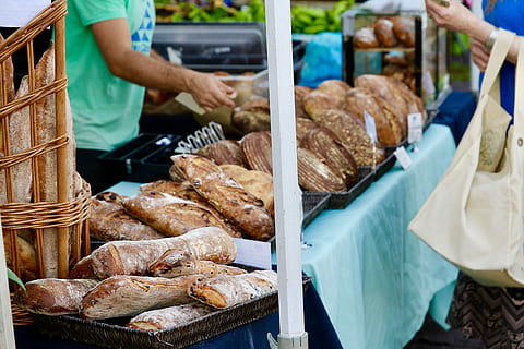 mercato degli agricoltori di Kauai, assortito, pane, display, forno, pagnotta, stalla, venditore, cibo e bevande, cibo, freschezza, mano umana, mano, occupazione, Al dettaglio, una persona, attività commerciale, detenzione, Sezione centrale, parte del corpo umano, adulto, mercato, giorno, mangiare sano, abbondanza, contenitore, all'aperto, esposizione al dettaglio, consumismo, 4K, CC0, dominio pubblico, privo di copyright