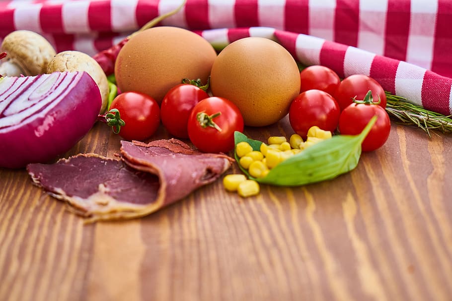bacon, æg, løg, peber, egypten, champignon, svampe, sund kost, sund mad, detalje, bageri, pizza, dej, tomat, cafe, hed, pølse, rød, skinke, gul, grøn, restaurant, mad, makro, køkken, sundhed, smuk, mad foto, lækker, Foto, produkt foto, fotografering, baggrund, ernæring, baggrunde, kød, mad og drikke, grøntsag, friskhed, frugt, træ - materiale, velvære, bord, ingen mennesker, tæt på, indendørs, stilleben, rå fødevarer, skærebræt, ingrediens, valg, trækorn, 5K