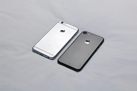 lumière, foncé, iphone, minimal, La technologie, téléphone portable, téléphone intelligent, Téléphone, équipement, Technologie sans fil, la communication, écran tactile, mobilité, personne, prise de vue en studio, fond gris, objet unique, fond coloré, à l'intérieur, vue grand angle, nature morte, deux objets, espace de copie, lien, gris, fermer, dispositif d'information portable, fond blanc, Sécurité, couleur blanche, 5K