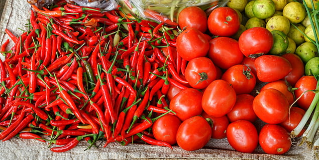 bunke, chili, tomater, chilier, rød, frugt, krydderier, madlavning, marked, mad, grøntsag, sund og rask, friskhed, sundhed, ernæring, tæt på, natur, mad og drikke, velvære, sund kost, peber, stor gruppe af objekter, tomat, krydderi, chili peber, overflod, detail, stilleben, ingen mennesker, til salg, organisk, rød chili peber, salg, udendørs, moden, forbrugerisme, Vegetarmad, 4K, CC0, offentligt domæne, royaltyfrie
