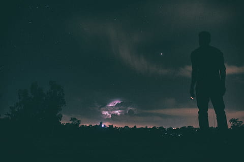 silhouette, Mann, stående, nattehimmel, bakke, ser, himmel, natt, cirrus skyene, Sky, lys, menn, utendørs, mennesker, natur, mørk, voksen, utsikt bakover, én person, ekte folk, fritidsaktivitet, stjerners - plass, skjønnhet i naturen, land, livsstil, full lengde, ro, felt, naturskjønnhet - natur, anlegg, 5K, CC0, offentlig domene, opphavsrett gratis