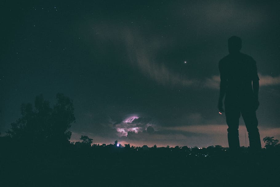 silhouette, Mann, stående, nattehimmel, bakke, ser, himmel, natt, cirrus skyene, Sky, lys, menn, utendørs, mennesker, natur, mørk, voksen, utsikt bakover, én person, ekte folk, fritidsaktivitet, stjerners - plass, skjønnhet i naturen, land, livsstil, full lengde, ro, felt, naturskjønnhet - natur, anlegg, 5K