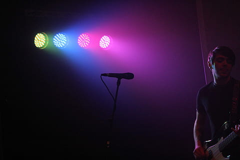 Mann, spielen, Gitarre, Vorderseite, Mikrofon, Stehen, neben, Stand, Licht, Performance, glühen, Blau, Grün, rot, lila, Musik-, wild, lebendig, Seitenprofil, Silhouette, Sänger, schwarz, Rosa, Gesicht, dunkel, Musikalität, Eingabegerät, Musiker, Kunst, Kultur und Unterhaltung, Singen, Bühne - Aufführungsraum, beleuchtet, junger Erwachsener, Bühne, Rockmusik, Künstler, Nachtleben, Nacht-, eine Person, Veranstaltung, Erwachsene, Lichtanlage, elektrische Gitarre, Popmusiker, Konzert der populären Musik, 5K, CC0, gemeinfrei, lizenzfrei