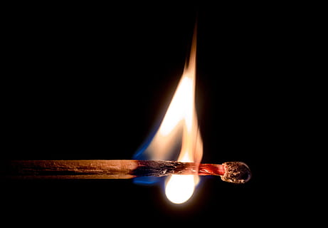 fotografia macro, partida, fogo, fósforo aceso, chama, brilho, madeira, palito de fósforo, fumaça, Preto, inflamável, inflamando, leve, enxofre, queimar, inflamar, metáfora, calor, vermelho, ardente, calor - temperatura, fogo - fenômeno natural, dentro de casa, fundo preto, natureza, tiro do estúdio, fechar-se, único objeto, brilhando, ninguém, iluminado, copie o espaço, fósforo - equipamento de iluminação, equipamento de iluminação, madeira - material, 4K, CC0, domínio público, royalty free