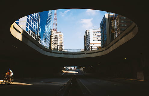 scăzut, unghi de fotografiere, tunel, timpul zilei, arhitectură, clădire, infrastructură, structura, stabilire, apartament, ferestre, condominiu, hotel, urban, oraș, nori, cer, oameni, bicicletă, zgârie-nori, construită, zi, destinații de călătorie, peisaj urban, urban skyline, exteriorul clădirii, natură, exteriorul clădirii de birouri, transport, nor - cer, înalt - înalt, în aer liber, viata de oras, zonă rezidențială, modern, stradă, drum, nici o persoana, districtul financiar, 4K, CC0, domeniu public, fără drepturi de autor