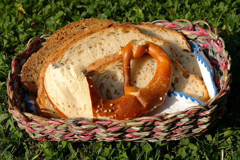 pretzel, pa, rodanxes de pa, cistella, esmorzar, menjar, la meitat, trencat, frescor, llesca de pa, al forn, menjar i beguda, alimentació saludable, primer pla, cap gent, llest per menjar, vista d’angle alt, contenidor, benestar, vegetals, dia, planta, fruita, natura morta, naturalesa, menjar francès, 5K