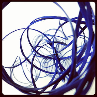 kabel, tau, sløyfer, kabel, løkker, tau, overfør utskrift, forbindelse, teknologi, flokete, nærbilde, automatisk postproduksjonsfilter, kompleksitet, ingen folk, innendørs, Datakabel, datanettverk, kommunikasjon, internett, metall, blå, forvirring, elektrisitet, selektiv fokusering, data utstyr, kaos, strømforsyning, elektrisk utstyr, sammenflettet, elektrisk komponent, 1080P, CC0, offentlig domene, opphavsrett gratis