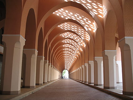 condomini, moschea, portico, corridoio, interno, prospettiva, mecca, Islam, religioso, musulmano, eredità, monumento, religione, punto di riferimento, architettura, arco, colonna architettonica, direzione, in casa, struttura costruita, la strada davanti, costruzione, prospettiva decrescente, di fila, illuminato, soffitto, attrezzatura per l'illuminazione, persone reali, giorno, modello, il passato, storia, colonnato, arcuato, 2K, CC0, dominio pubblico, privo di copyright