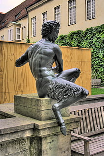 diable de bronze, munich, residència, estàtua, escultura, arquitectura, lloc famós, representació, art i artesania, representació humana, semblança masculina, exterior de l'edifici, estructura construïda, dia, banc, creativitat, cap gent, artesania, edifici, ciutat, naturalesa, a l'aire lliure, seient, 2K, CC0, domini públic, lliure de regalies
