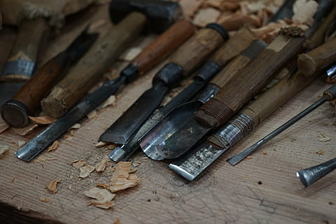 close, photo, sculpting tool lot, extension, chisel, tool, master, art, traditional, value, iron, blade, woodworking, woodcarving, carving, clippers, workshop, work Tool, craft, equipment, wood - Material, repairing, craftsperson, hammer, hobbies, carpenter, indoors, large group of objects, table, still life, no people, high angle view, choice, variation, close-up, old, metal, art and craft, abundance, weapon, knife - weapon, 5K, CC0, public domain, royalty free