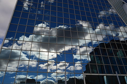 Gebäude, Wolken, Reflexion, Glas, Fenster, Blau, die Architektur, städtisch, modern, Büro, Fassade, Außen, hoch, kommerziell, Innenstadt, korporativ, Struktur, Wolkenkratzer, Turm, Gebäudehülle, gebaute Struktur, Himmel, wolke - himmel, Flachwinkelansicht, Tag, keine Leute, Natur, Stadt, draußen, Bürogebäude außen, Sonnenlicht, Glas - Material, Umgebung, 5K, CC0, gemeinfrei, lizenzfrei