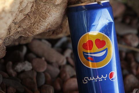 gunoi, cutie, dragoste, fericit, dragoste, fericit, beachcleaning, zâmbitoare, zâmbet, inimă, cola, contaminare, moştenire, alimente, nici o persoana, mancare si bautura, băutură, albastru, lapte, a închide, comunicare, semn, să se concentreze asupra primelor elemente, text, recipient, emoţie, gustare, vedere în unghi mare, western script, forma de inima, zi, eticheta, sticla, în aer liber, natură, mesaj, 5K, CC0, domeniu public, fără drepturi de autor