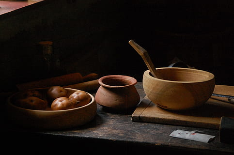 redondo, marrón, cuenco, junto a, maceta de barro, madera, montones, sombra, mesa, cocina, antiguo, vendimia, historia, de madera, rústico, casa, papas, patata, bochas, cerámica, cuchara, mezcla, remover, cocinar, hornear, adentro, naturaleza muerta, comida y bebida, comida, nadie, envase, utensilio de cocina, frescura, alimentación saludable, bienestar, material de madera, equipo doméstico, vegetal, cuarto doméstico, vista de alto ángulo, tabla de cortar, 1080P, CC0, dominio público, libre de derechos