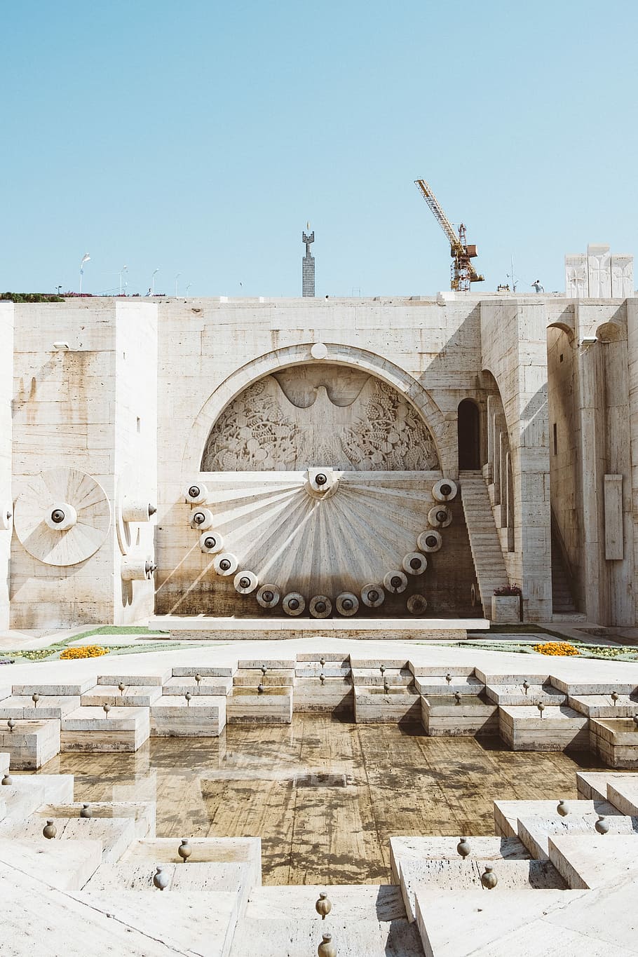 arquitectònic, fotografia, blanc, concret, estructura, edifici de paret beige, edifici, arquitectura, blau, cel, passos, estructura construïda, exterior de l'edifici, història, dia, el passat, espiritualitat, viatjar, religió, creença, lloc de culte, destinacions de viatge, naturalesa, turisme, cap gent, cel clar, llum solar, escultura, a l'aire lliure, 5K