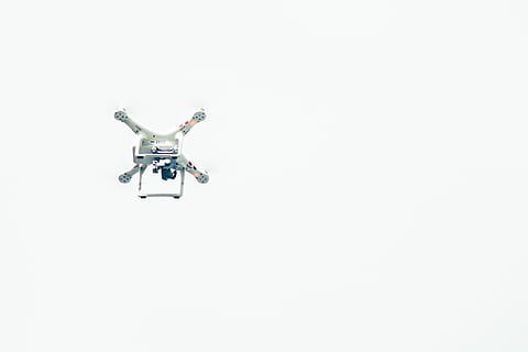 valkoinen drone, valkoinen, surina, lentäminen, ilma-alus, helikopteri, lentokone, kopteri, ilma, potkuri, kuljetus, tekniikka, ilmakuva, kauko-ohjattu lelu, quadcopter, multicopter, ei ihmisiä, valkoinen tausta, iso veli - orwellilainen käsite, studio ammuttu, medialaitteet, valvonta, kopiointitila, futuristinen, ilmassa, kamera - valokuvauslaitteet, turvallisuus, sisällä, valokuvauksen teemat, ohjaus, langaton tekniikka, yksi kohde, yhteys, 5K, CC0, public domain, rojaltivapaa