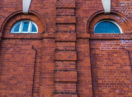 mattoni, occhi, parete, viso, simbolo, costruzione, mattone, architettura, rosso, caratteristica della parete, muro di mattoni, struttura costruita, esterno dell'edificio, finestra, arco, Inquadratura dal basso, nessuno, giorno, all'aperto, Marrone, Entrata, vecchio, il passato, storia, porta, arcuato, 2K, CC0, dominio pubblico, privo di copyright