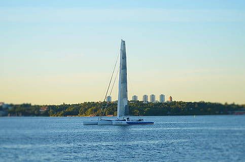 mare, Bot, paesaggio, spiaggia, oceano, acqua, blu, cielo, estate, andare in barca, natura, nave nautica, mezzi di trasporto, barca a vela, modo di trasporto, lungomare, viaggio, yacht, pianta, struttura costruita, albero, bellezza nella natura, lusso, architettura, giorno, yachting, nessuno, all'aperto, edificio per uffici esterno, grattacielo, 2K, CC0, dominio pubblico, privo di copyright