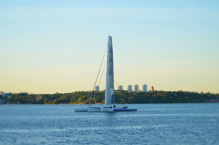 mare, Bot, paesaggio, spiaggia, oceano, acqua, blu, cielo, estate, andare in barca, natura, nave nautica, mezzi di trasporto, barca a vela, modo di trasporto, lungomare, viaggio, yacht, pianta, struttura costruita, albero, bellezza nella natura, lusso, architettura, giorno, yachting, nessuno, all'aperto, edificio per uffici esterno, grattacielo, 2K