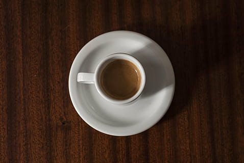 kaffe kopp, fylt, bord, kaffe, drikke, frokost, pause, kopp kaffe, kopp, restaurant, mat og Drikke, krus, forfriskning, kaffe - drikke, servise, rett over, tallerken, tre - materiale, innendørs, stilleben, ingen folk, trekorn, høy vinkel visning, nærbilde, friskhet, tre, alkoholfri drikkevare, teskje, 4K, CC0, offentlig domene, opphavsrett gratis