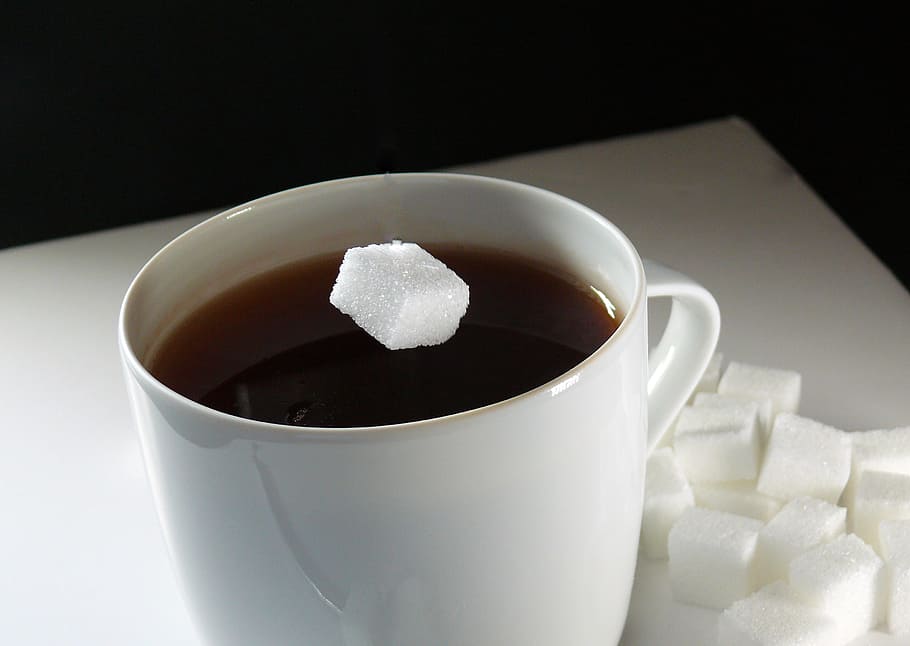 spazio per respirare, riposo, tempo scaduto, foglia, fagioli, rilassare, caffè espresso, benefici da, caffè, Tempo del caffè, rompere, tazza, bere, interruzione, prendendo una pausa, cibo e bevande, rinfresco, caffè - bevanda, tazza di caffè, zolletta di zucchero, cibo, boccale, in casa, forma cubica, freschezza, Colore bianco, zucchero, natura morta, girato in studio, nessuno, avvicinamento, bevanda calda, sfondo nero, vasellame, tentazione, tazza di tè, 2K