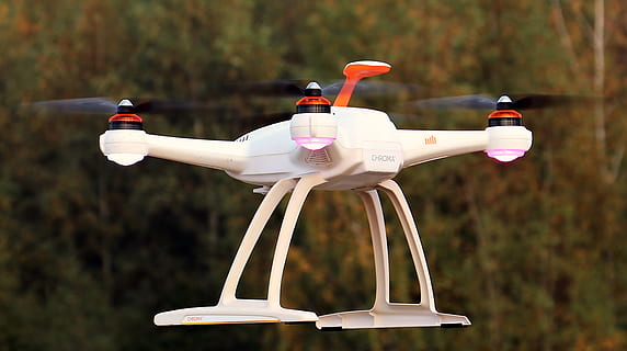 foto, blanc, quadcopter, drone, uav, cel, núvols, volar, robot, multicopter, control remot, vol, exploració, veure, espia, avions, pasatemps, hèlix, cargol, tecnologia, electrònica, controlat remotament, objecte volador, naturalesa, arbres, il·luminat, tardor, centrar-se en primer pla, cap gent, dia, volant, joguina, ocell, sol objecte, representació, Color blanc, arbre, a l'aire lliure, transport, animal, manera de transport, temes d'animals, representació animal, 4K, CC0, domini públic, lliure de regalies
