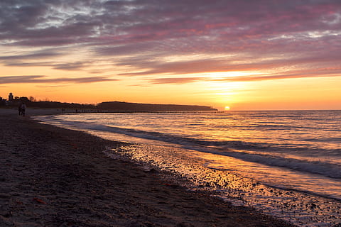 Sonnenuntergang, Landschaft, Himmel, Wolken, Natur, Stimmung, Sonne, Abendhimmel, Abend, Nachglühen, abendstimmung, romantisch, Strand, Atmosphäre, Küste, Orange, idyllisch, atmosphärisch, warnemünde, Wasser, Farbe, Urlaub, Rostock, Meer, Ostsee, Deutschland, Tourismus, sonnig, Ziel, Szenen - Natur, Schönheit in der Natur, Land, wolke - himmel, orange Farbe, ruhige Szene, Ruhe, Horizont, Horizont über Wasser, Reflexion, zufällige Menschen, Silhouette, draußen, 5K, CC0, gemeinfrei, lizenzfrei