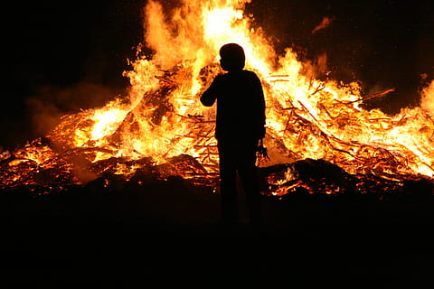 fuego de pascua, fuego, llama, Pascua de Resurrección, hoguera, fogata, resplandor, quemar, aduana, fuego - fenómeno natural, calor - temperatura, ardiente, rojo, en pie, noche, silueta, una persona, naturaleza, comunicación, firmar, hombres, ocupación, señal de advertencia, brillante, riesgo, bombero, tres cuartos de longitud, infierno, 4K, CC0, dominio público, libre de derechos