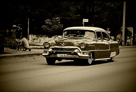 gråtonebillede, chevy, bel, luft, auto, oldtimer, klassisk, cuba, transportform, bil, transportmidler, motor køretøj, land køretøj, retro stylet, vintage bil, vej, by, gade, dag, træ, fuld længde, herrer, mennesker, udendørs, rigtige mennesker, tilfældige mennesker, 1080P, CC0, offentligt domæne, royaltyfrie