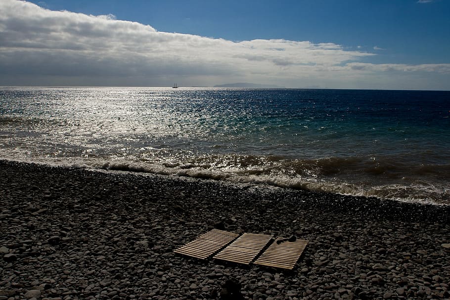 madeira, strand, ocean, stenstrand, ø, overskyet, vand, hav, himmel, horisont over vand, horisont, jord, natur, ro, skønhed i naturen, sky - himmel, scenics - natur, ingen mennesker, rolig scene, bølge, idyllisk, by skyline, marinemaleri, udendørs, 4K