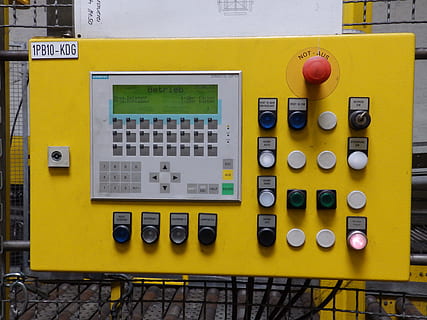 control, tecnologia, cerveseria, lloc de treball, interruptor, panell de control, groc, indústria, cap gent, equipament, electricitat, funció de construcció de parets, polsador, maquinària, generació de combustible i energia, seguretat, a l'interior, primer pla, multicolor, Font d'alimentació, equipament industrial, fàbrica, teclat, equipament elèctric, 4K, CC0, domini públic, lliure de regalies