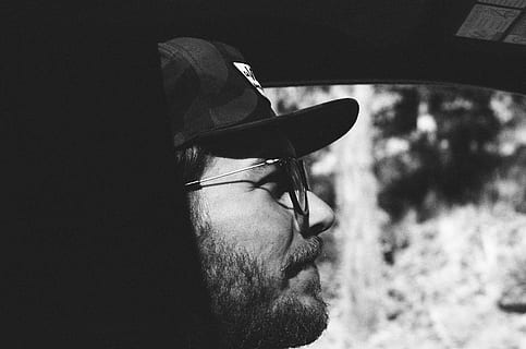 foto grayscaled, uomo, ombre cinesi, uomini, persone, una persona, cappello, bianco e nero, maschi, occhiali da sole, ritratto, adulto, all'aperto, grave, solo un uomo, barba, analizzare, cercare, guardare, etnia caucasica, volto umano, temi animali, giorno, bicchieri, persone reali, moda, stili di vita, occhiali, capi di abbigliamento, peli del viso, attività di svago, colpo alla testa, un animale, 2K, CC0, dominio pubblico, privo di copyright