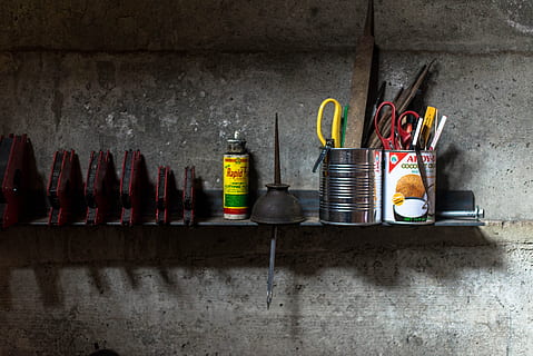 garage, værksted, værktøjer, hylde, service, flaske, indendørs, ingen mennesker, stor gruppe af objekter, variation, beholder, valg, murbygningsfunktion, stilleben, side om side, arkitektur, krukke, arrangement, dag, bygget struktur, multi farvet, køkkenredskaber, arbejdsværktøj, væg, 5K