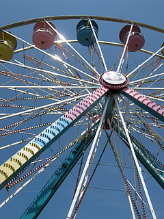 circ, Fira, sol, reflexió, diversió, clàssic, retro, roda, Parc d'atraccions, roda de ferris, cel, blau, passeig pel parc d’atraccions, cultura i entreteniment artístic, carnestoltes ambulants, cel clar, a l'aire lliure, dia, vista d’angle baix, recinte firal, cap gent, estructura construïda, naturalesa, activitat d'oci, metall, arquitectura, carnaval, va parlar, 2K, CC0, domini públic, lliure de regalies