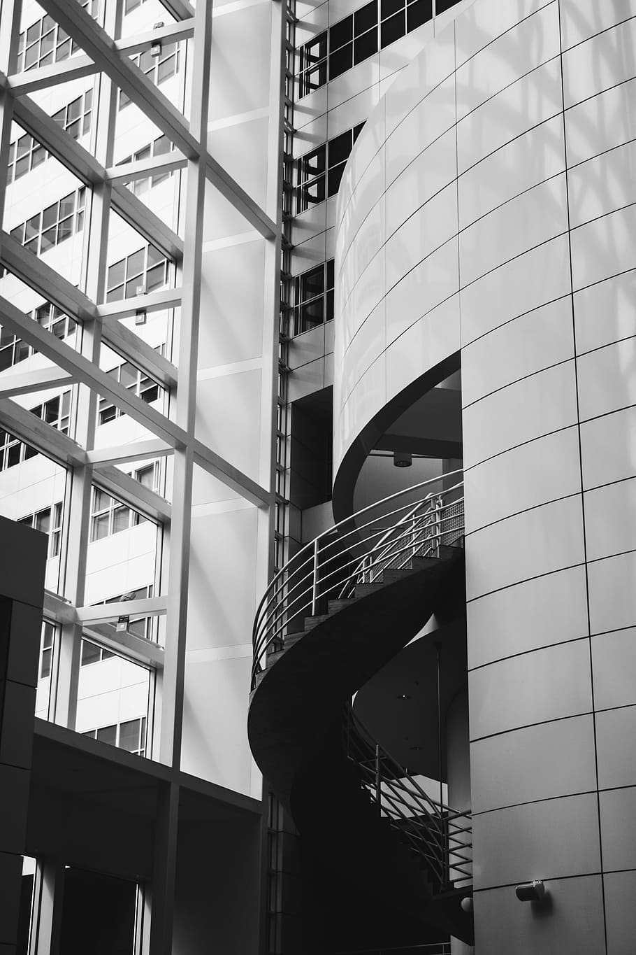 gris, escales de cargol, edifici, escala de cargol, interior, arquitectura, escala, blanc i negre, modern, disseny d'interiors, espiral, al pis de dalt, segon pis, estructura, monocroma, la hague, a l'interior, jorikkleen, marckleen, desaprofitar, poma, Photoshop, estructura construïda, exterior de l'edifici, vista d’angle baix, ciutat, exterior d’edifici d’oficines, vidre - material, cap gent, oficina, dia, reflexió, finestra, a l'aire lliure, torre, alta - alta, gratacels, naturalesa, cel, 4K