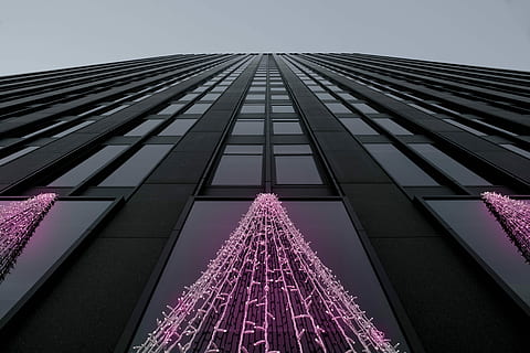 montreal toner, sort, bygning, dagtimerne, skyskraber, neonlys, lav vinkel visning, kigger op, himmel, bygget struktur, arkitektur, bygning udvendig, høj - høj, by, skyfri himmel, moderne, kontorbygning udvendig, ingen mennesker, tårn, natur, udendørs, lyserød farve, dag, glas - materiale, kontor, lilla, direkte under, 5K, CC0, offentligt domæne, royaltyfrie