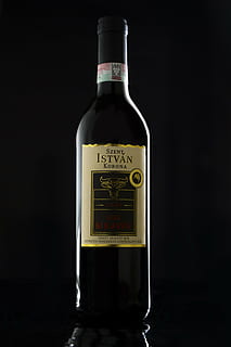 ampolla szent istvan korona, ampolla, vi, maqueta, begudes, beure, licor, bordeaux, alcohol, etiqueta, vidre, celebració, alcohòlic, silueta, esperit, líquid, contenidor, refresc, fons negre, menjar i beguda, a l'interior, tir de l'estudi, ampolla de vi, vidre - material, sol objecte, cap gent, tallar, natura morta, text, equipament per a la llar, primer pla, vi negre, luxe, 4K, CC0, domini públic, lliure de regalies