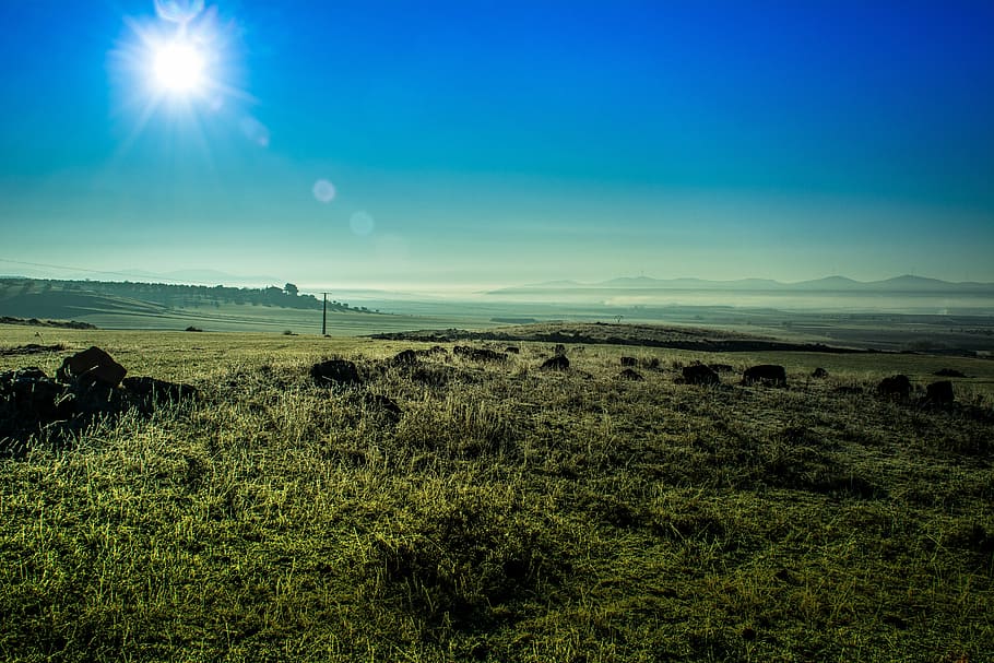 camp de la gespa, fotografia de paisatge de penya-segats de muntanya, plana, fred, cel, terra, vent, naturalesa, paisatge, colors, camp, ecologia, castella - la manxa, puresa, relaxa't, escenics, llum solar, bellesa a la natura, cap gent, a l'aire lliure, escena tranquil·la, medi ambient, tranquil·litat, escenics - natura, planta, escena no urbana, herba, blau, sol, dia, idíl·lic, horitzó, flare de la lent, brillant, 5K