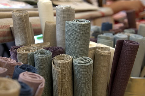 ämnen, tyg, textil-, strukturera, vävnad, handdukar, sy, inomhus, variation, val, stor grupp av objekt, hylla, närbild, spole, tråd, multi färgad, konst och hantverk, fortfarande liv, sy objekt, företag, inget folk, detaljhandeln, industri, selektiv fokusering, till salu, lyx, 4K, CC0, offentligt domän, royaltyfria