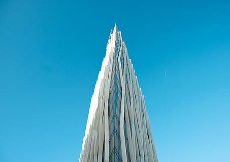 fotografía, blanco, edificio, claro, azul, cielo, bajo, foto en angulo, arquitectónico, papel pintado, arquitectura, mínimo, geometría, moderno, pico, vaso, fachada, al aire libre, nube, meteorología, humedad, cielo limpio, vista de ángulo bajo, copia espacio, nadie, día, naturaleza, estructura construida, luz del sol, torre, altura maxima, exterior del edificio, religión, viaje, creencia, ciudad, rascacielos, aguja, 5K, CC0, dominio público, libre de derechos