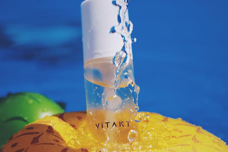 vita kt illustration, vita, kt, il·lustració, beure, líquid, fruita, frescor, blau, aigua, cítrics, groc, esquitxades, alcohol, còctel, estiu, refresc, tirar, humit, fred - temperatura, copa, suc, cap gent, primer pla, moviment, menjar i beguda, naturalesa, vidre, centrar-se en primer pla, a l'interior, transparent, tir de l'estudi, menjar, fons blau, puresa, color turquesa, 1080P