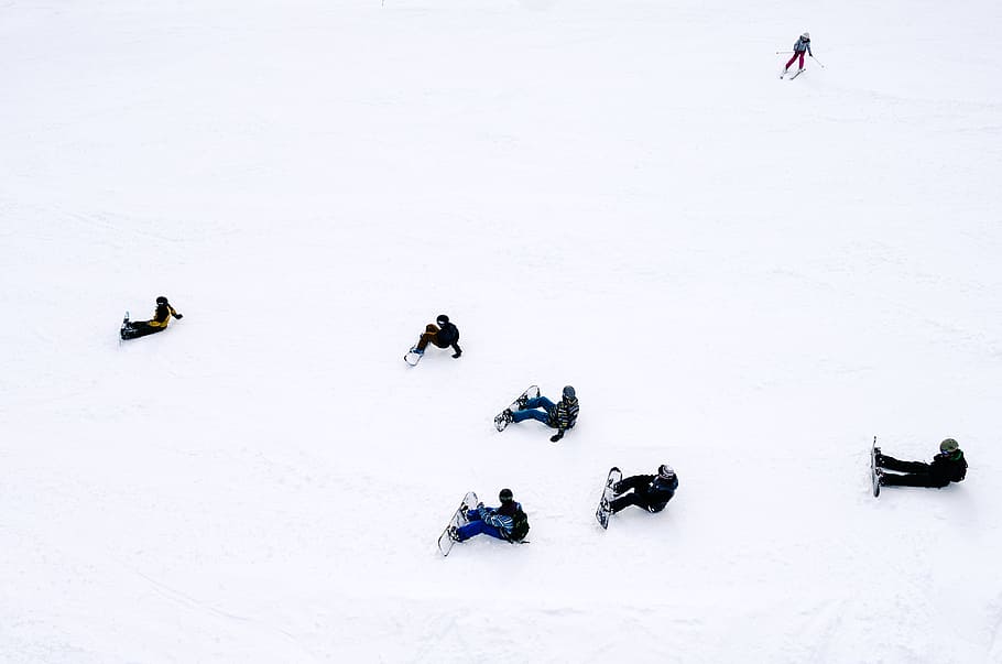 gente che gioca a snowboard, foto, le persone sciano, la neve, sport invernali, all'aperto, inverno, sport, freddo - temperatura, persone, natura, divertimento, sciare, montagna, stagione, temperatura fredda, vista dall'alto, attività di svago, terra, Colore bianco, giorno, campo, bellezza nella natura, avventura, persona irriconoscibile, ambiente, vestiti caldi, montagna innevata, 4K